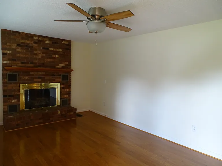 5694 Claridge Dr — Photo 4