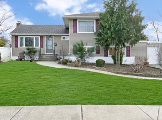 3994 David Pl, Seaford, NY 11783