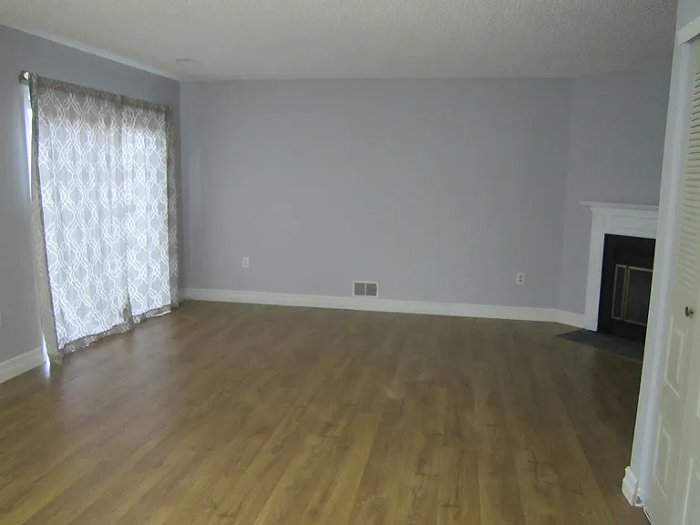 92 Versailles Ct — Photo 3
