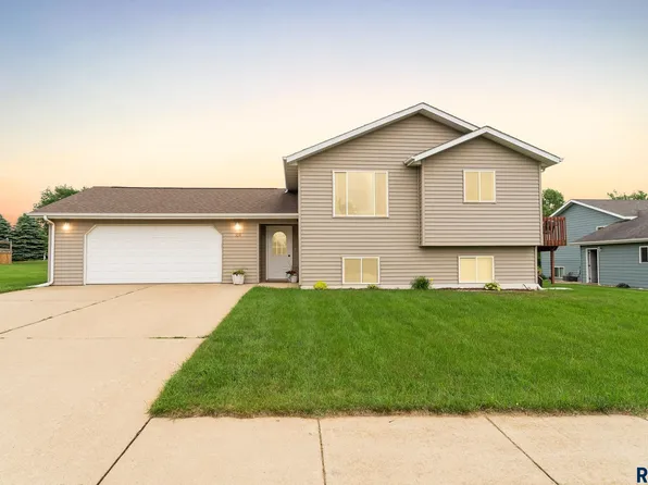 1014 N West Ave, Madison, SD 57042