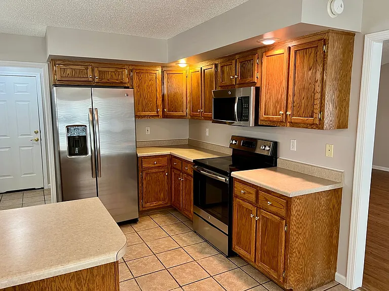 2105 Sheffield Dr — Photo 6