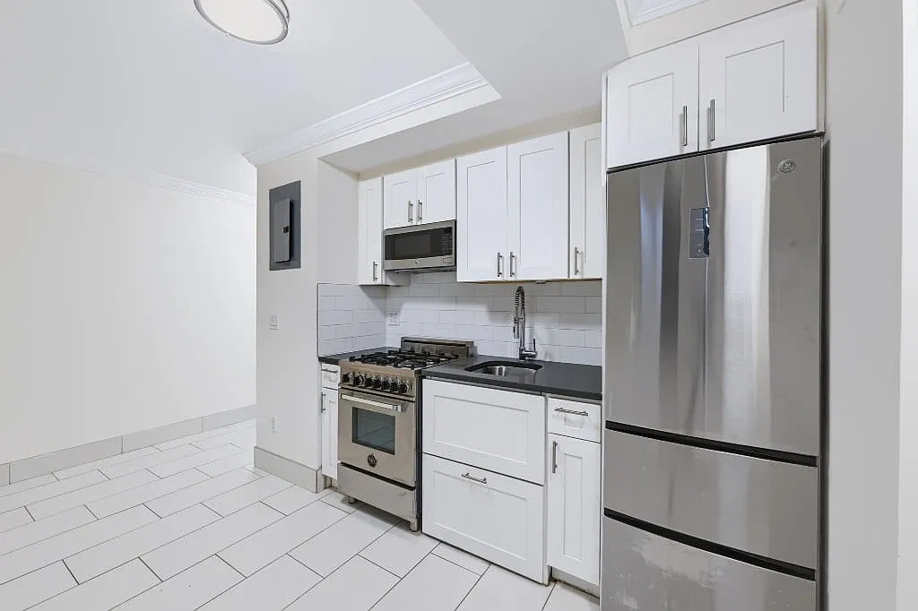 210 E 22nd St — Photo 1