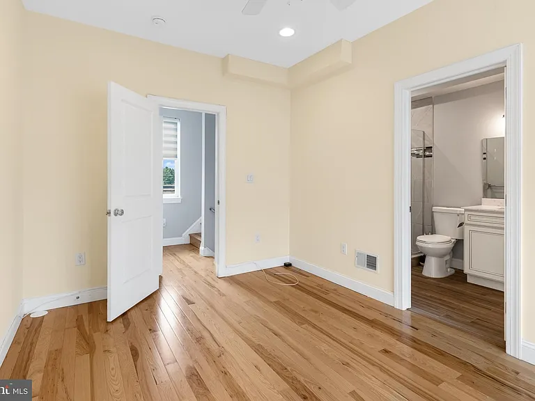 724 E Thompson St — Photo 26