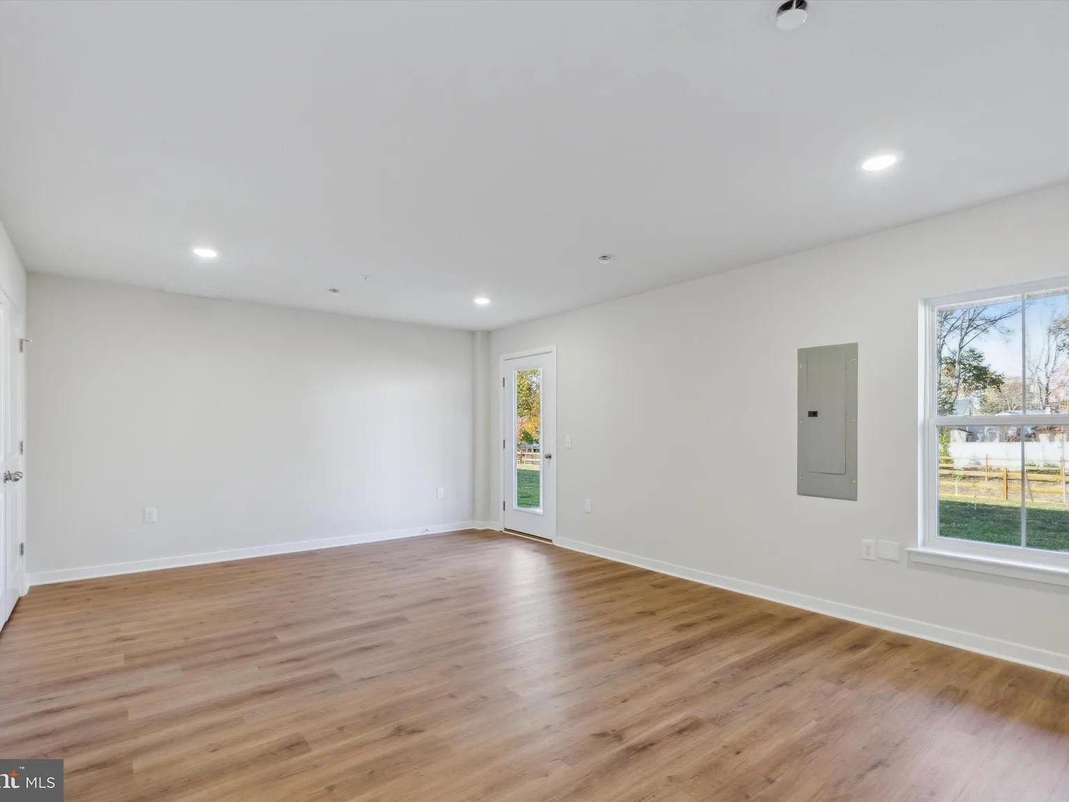 3 bed, 4.0 bath, 2361 sqft, $3,000 — Photo 3