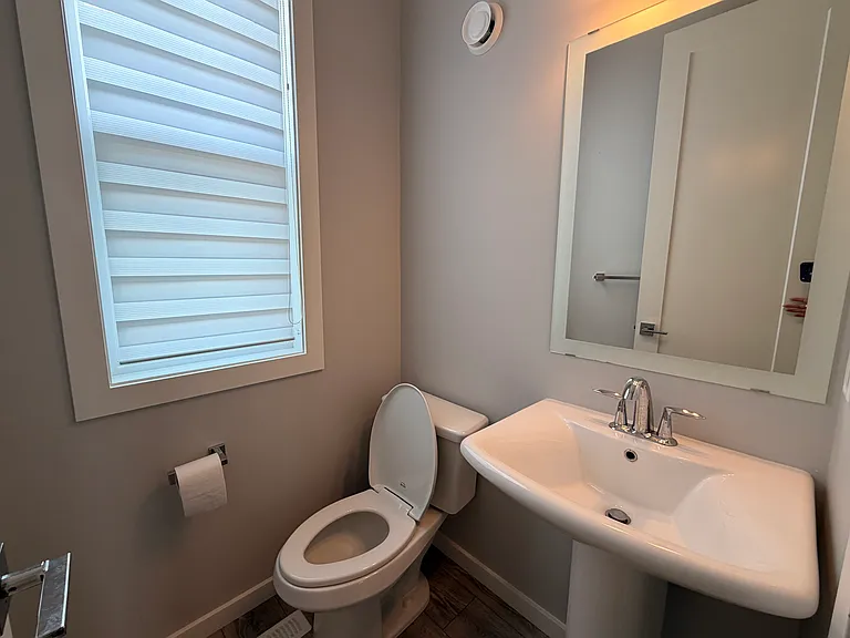 1758 Keene Cres SW — Photo 15