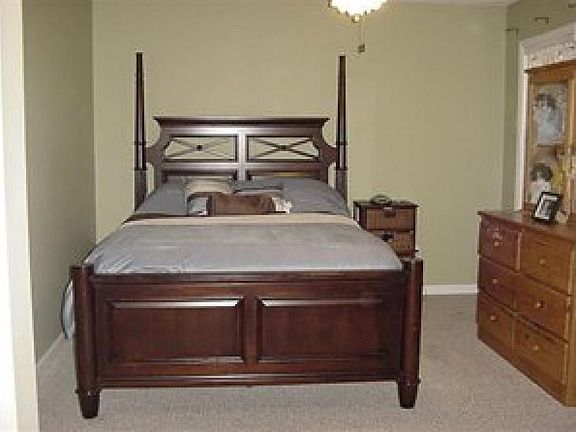 5th image of 105 Camelot Ct