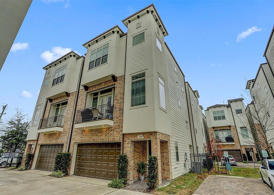 Welcome to 1034 W26th #B in the Heights! Notice the guest parking next to the home.