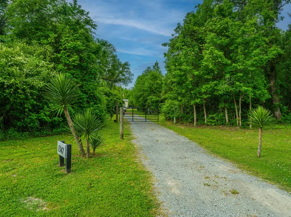 1347 Mandella Rd, Bonneau, SC 29431