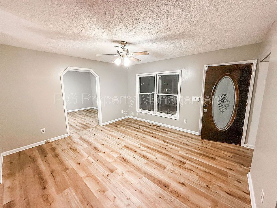 1st image of 811 Castle View Cir