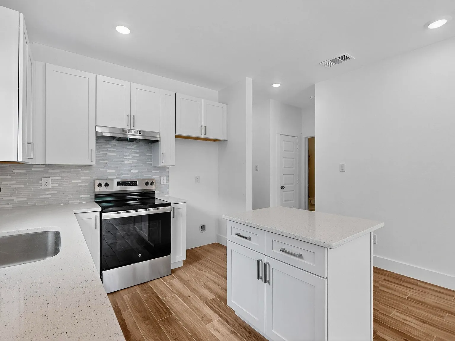 707 Fuller St — Photo 2