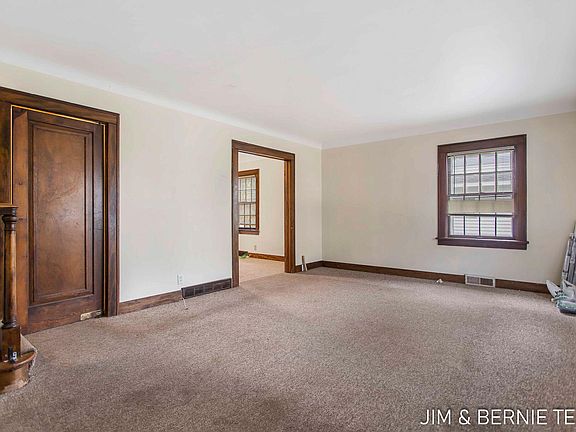 2nd image of 50 E 15th St