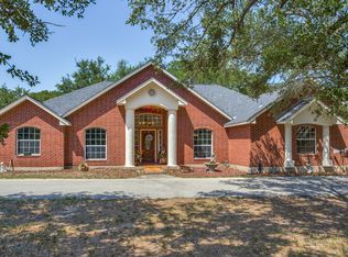 121 Emerald Dr, Floresville, TX 78114