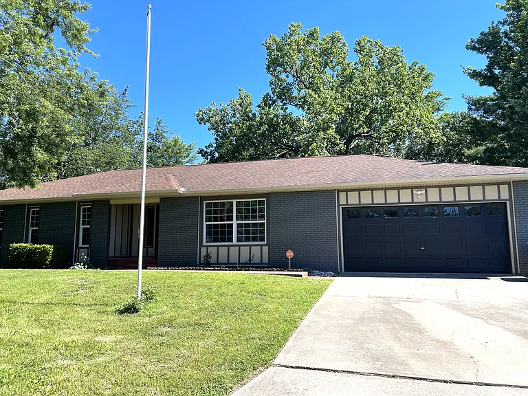 1902 Laura Ln — Photo 13