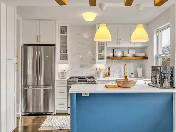 18 Edwards Street #2D, Roslyn Heights, NY 11577