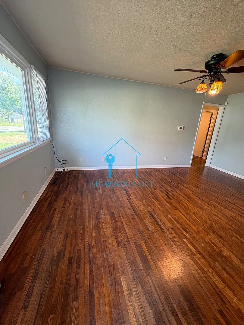 Three bed one bath available now! — Photo 3