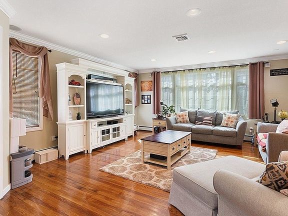 4th image of 46 Vassar St