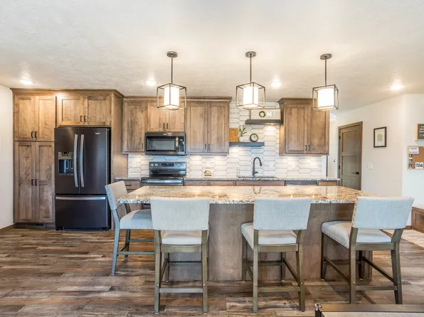 4221 N Knob Hill Ct, Sioux Falls, SD 57107
