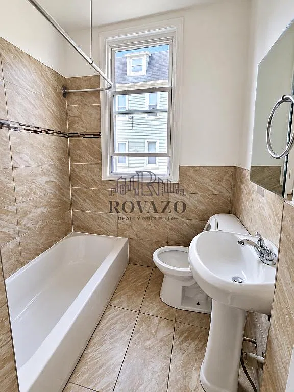 2 bed, 700 sqft, $1,850 — Photo 2