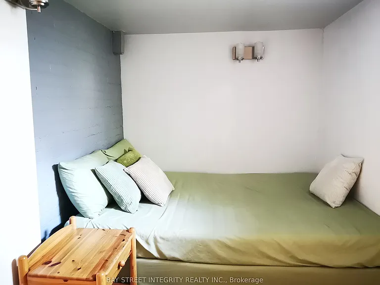 488 Manning Ave #BASEMENT — Photo 7