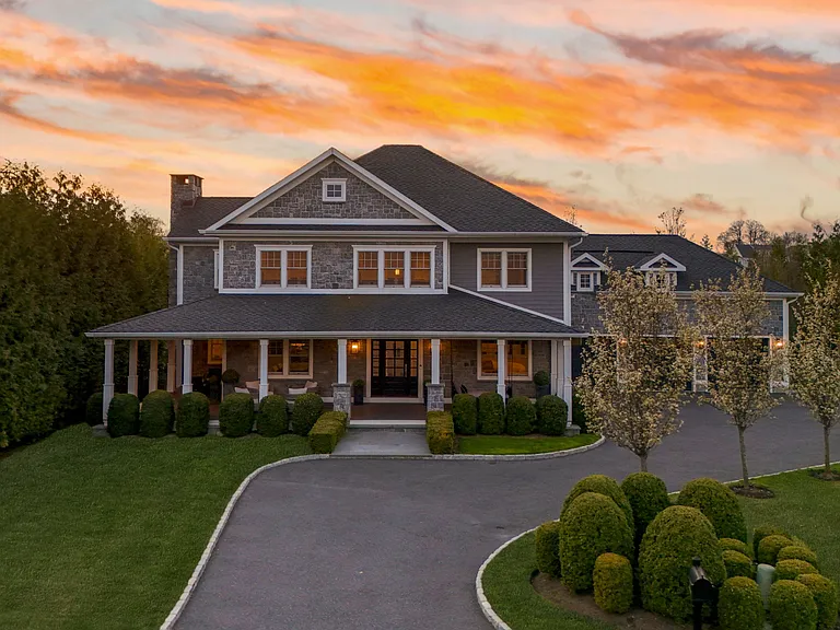 16 Hilltop Dr — Photo 1