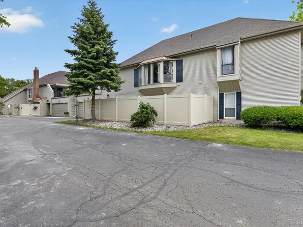 8127 Colony Dr APT 21, Grosse Ile, MI 48138