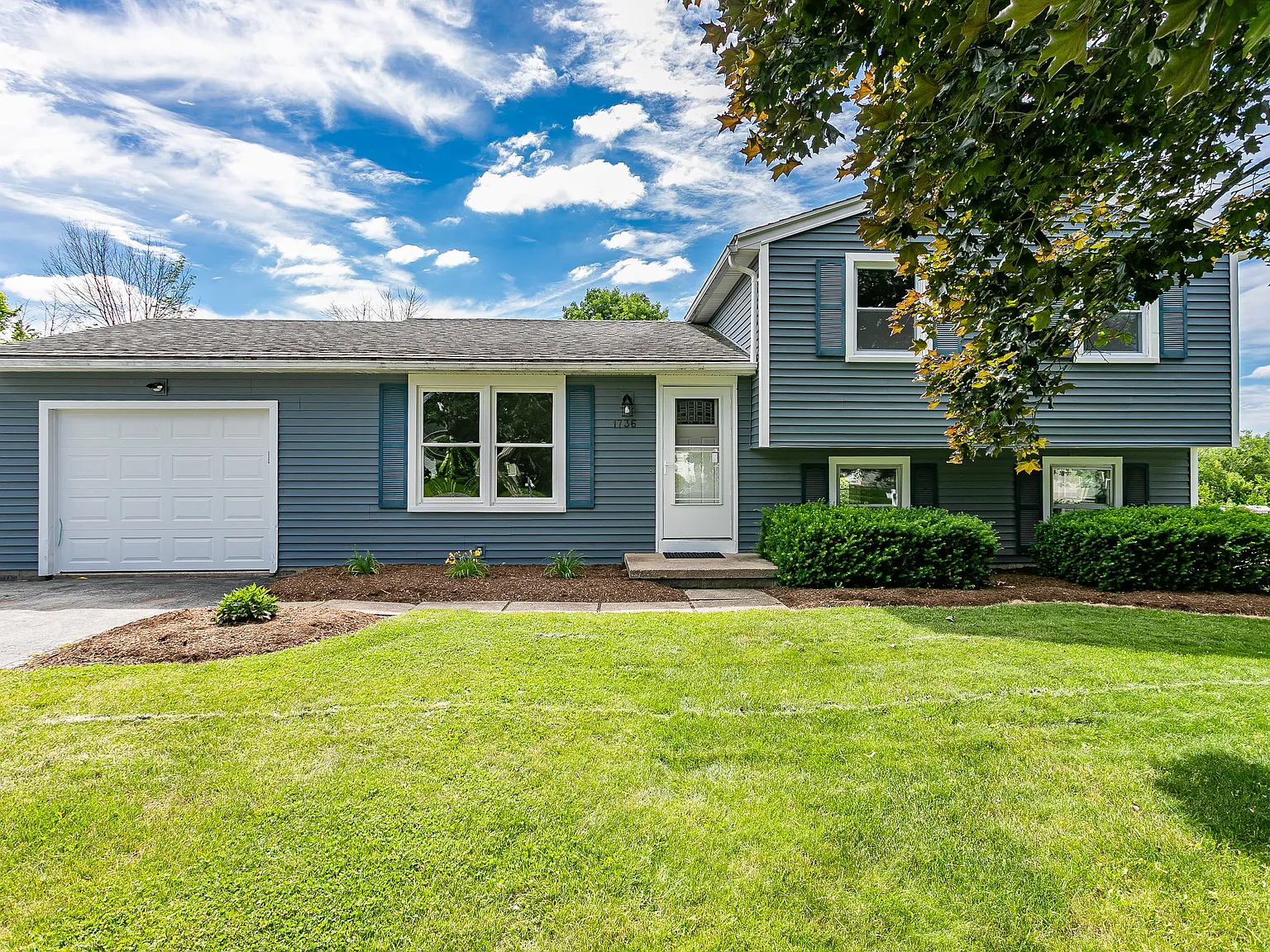 3 bed, 1.5 bath, 1588 sqft, $3,000 — Photo 1