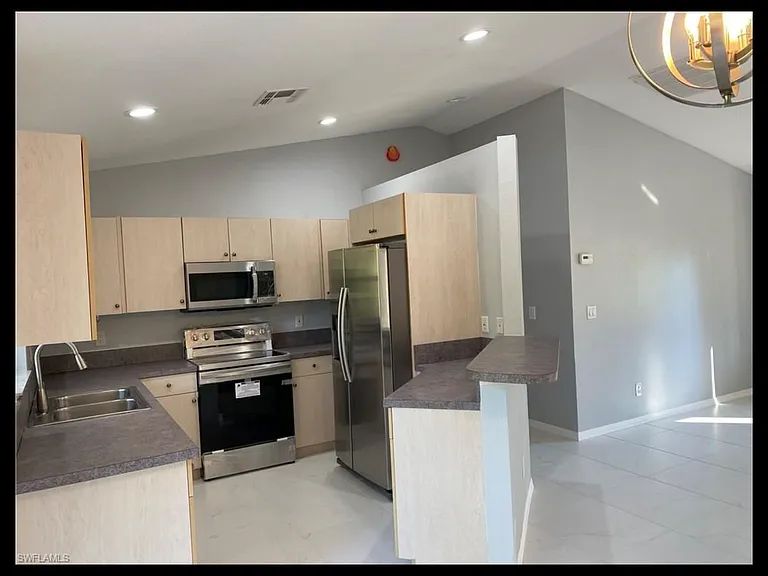 230 1st St NW — Photo 1