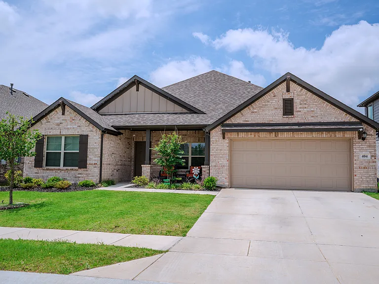 404 Eaton Dr — Photo 3