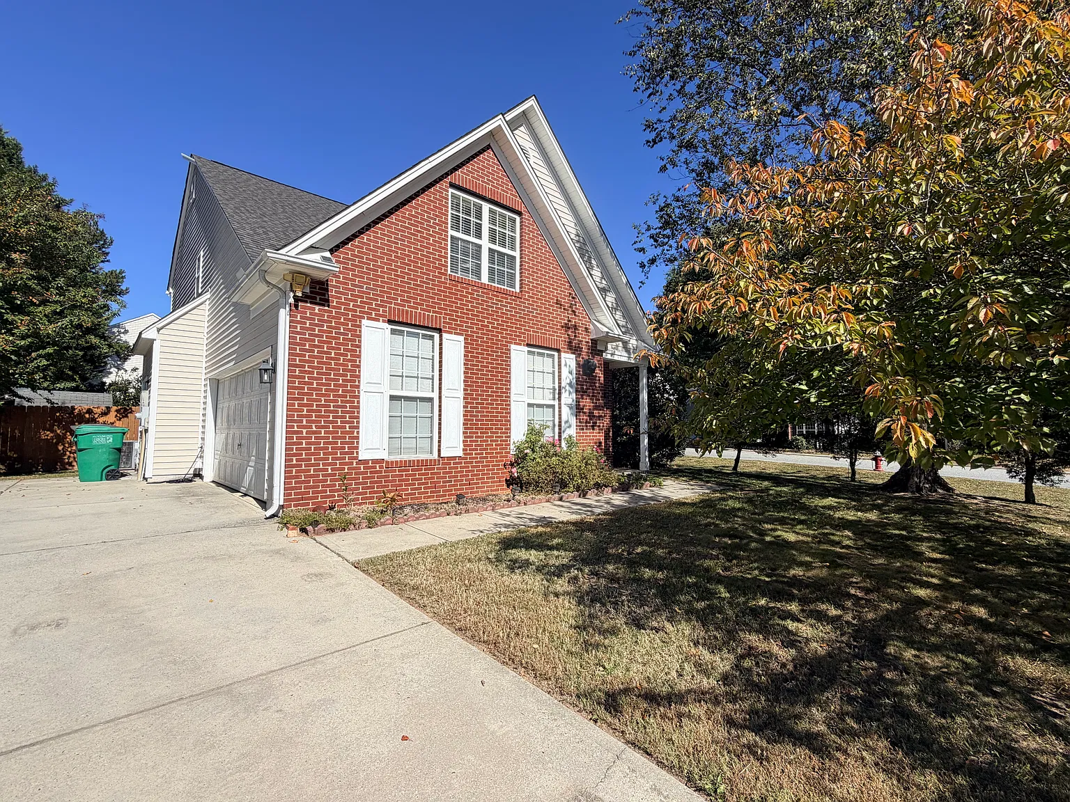 3 bed, 2.5 bath, 2035 sqft, $2,200 — Photo 2