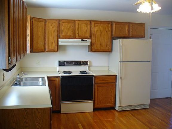 Large Kitchen w/Hardwood