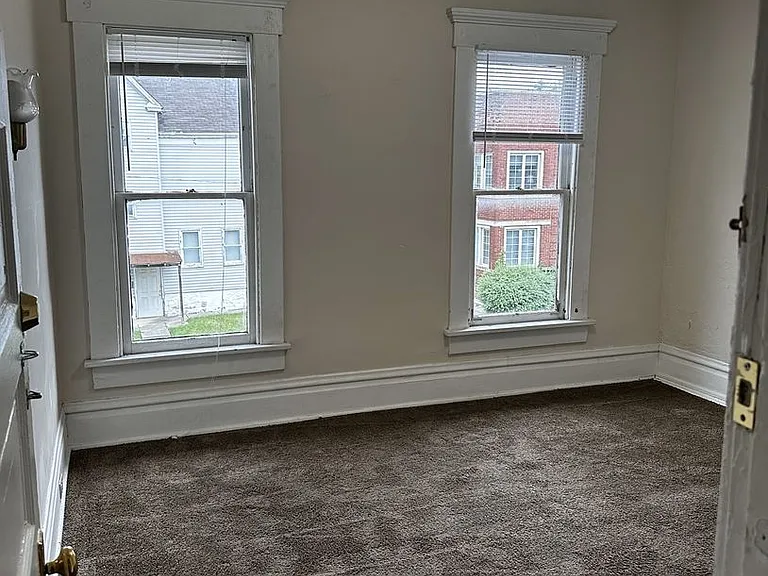 1638 Summit St — Photo 6
