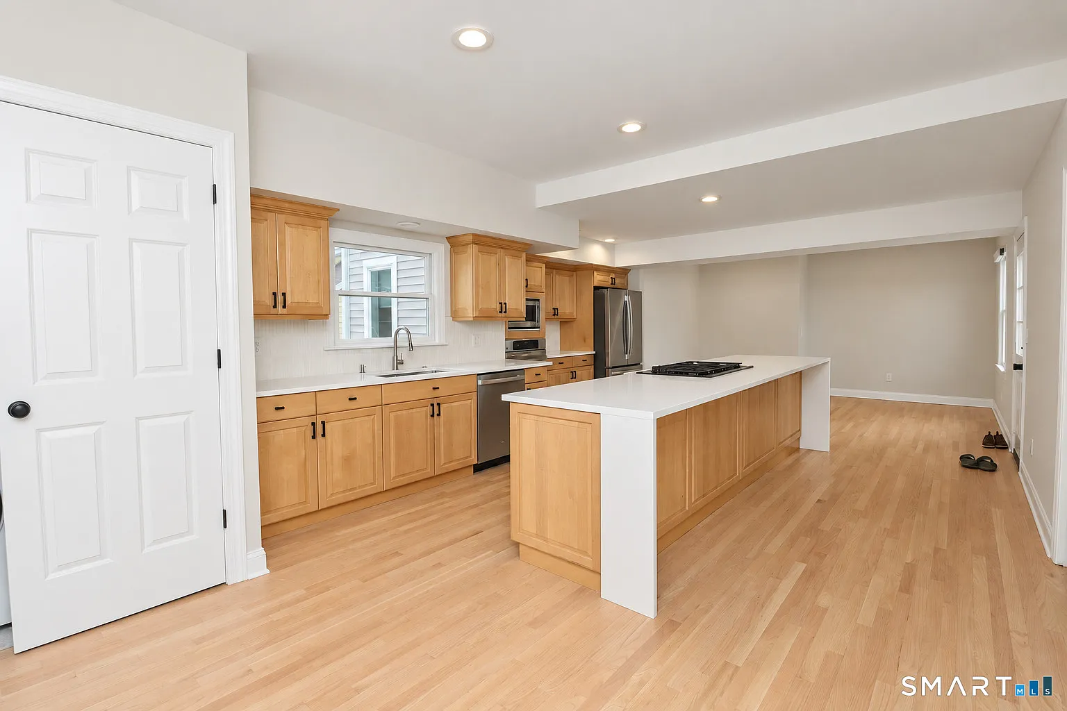3 bed, 2.0 bath, 2600 sqft, $4,499 — Photo 3