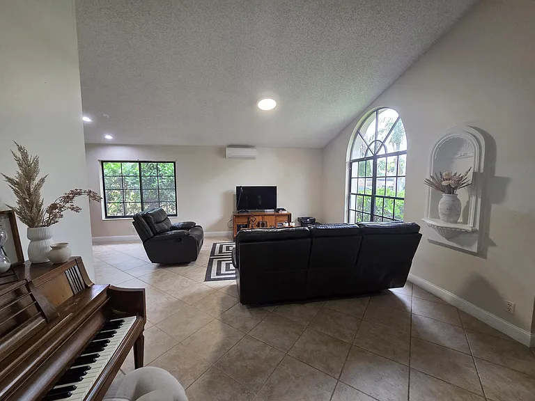 4170 NW 6th St — Photo 4