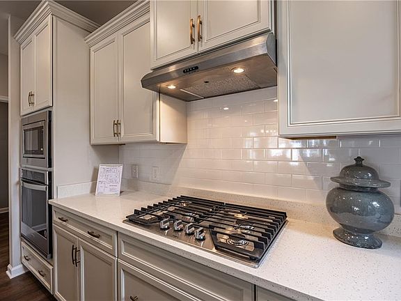 5th image of 211 Oxford Ave #40-4