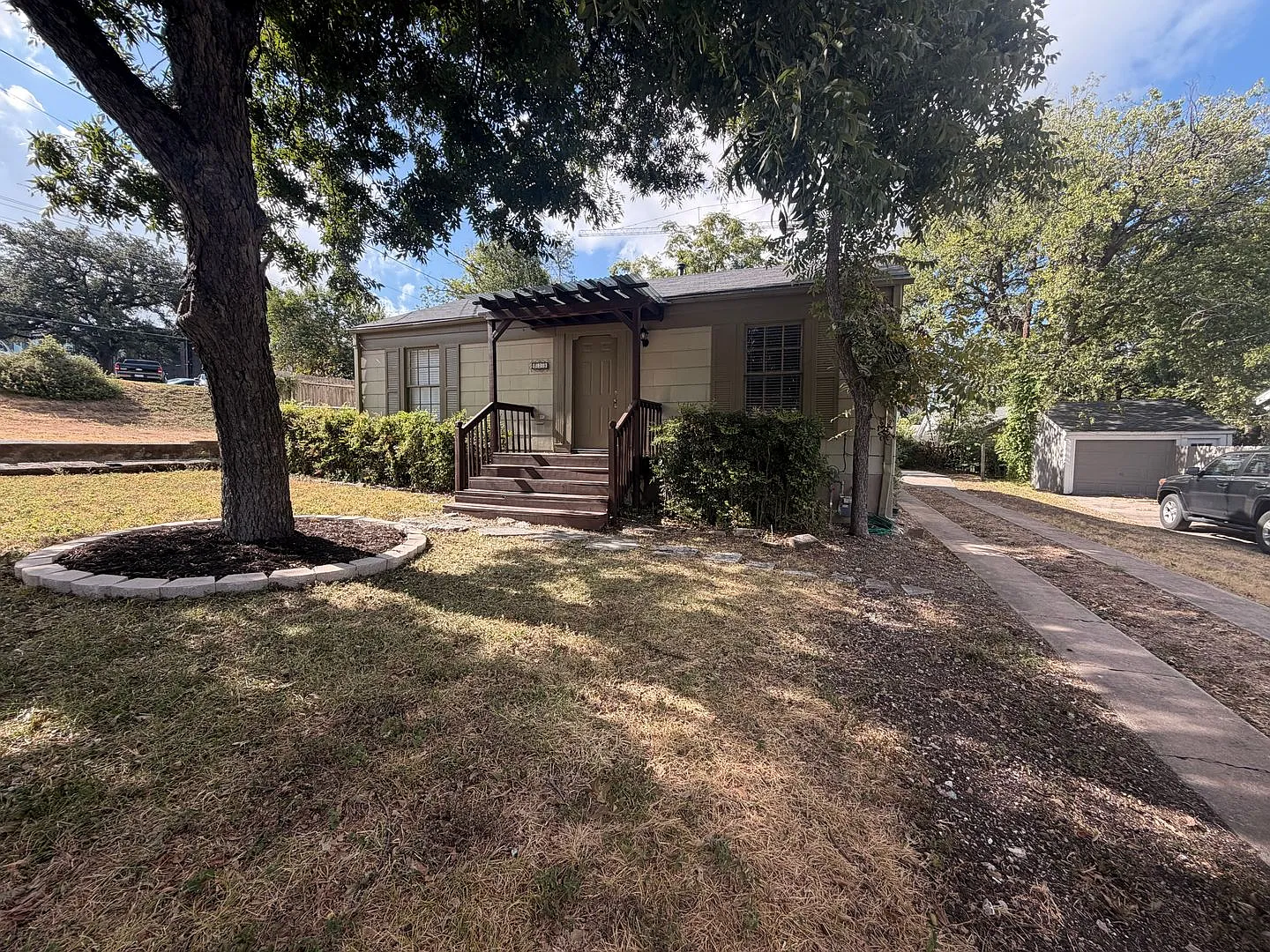 North Campus / Hancock 3BR House Just 2 Blocks from UT — Photo 2