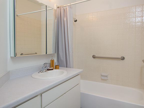 4th image of 5456 Hermitage Ave APT 2