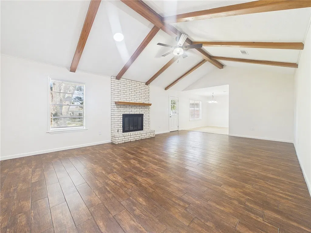 3 bed, 1824 sqft, $2,195 — Photo 2
