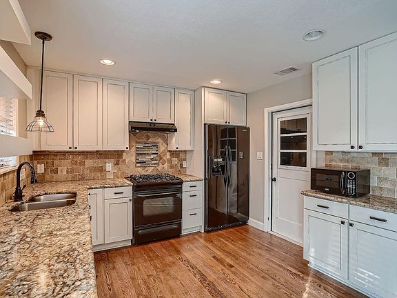 5th image of 210 College St