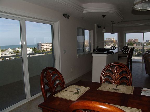 Dining & wet bar