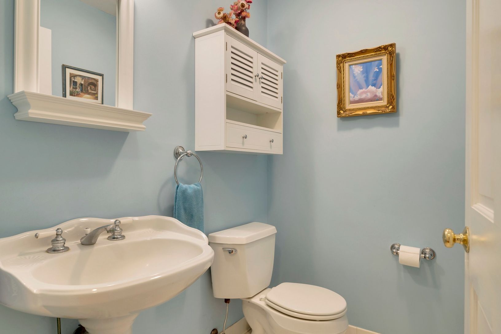  1sr floor powder room