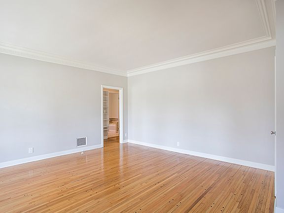 3rd image of 1398 Veteran Ave #1