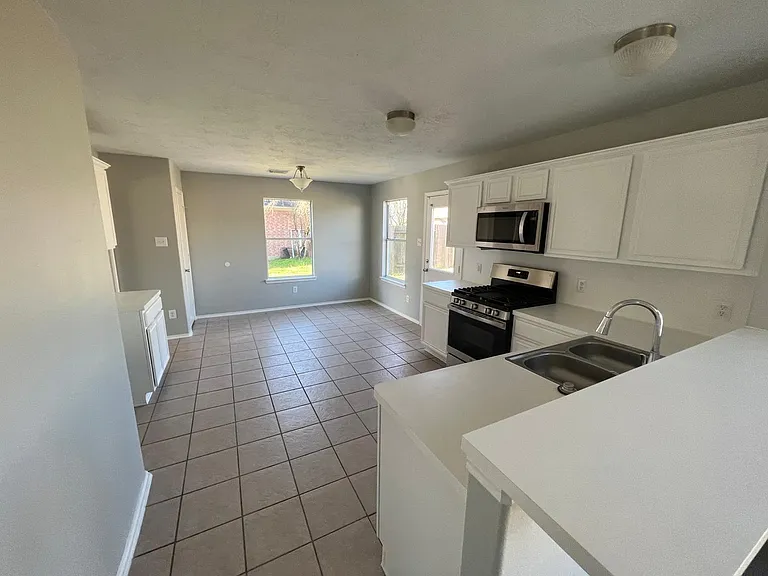 19451 Nasworthy Dr — Photo 10