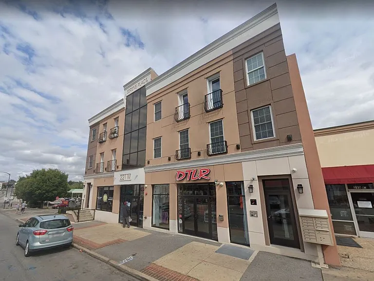 Main St W 221 — Photo 21