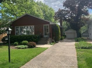 17 N Quincy St, Hinsdale, IL 60521