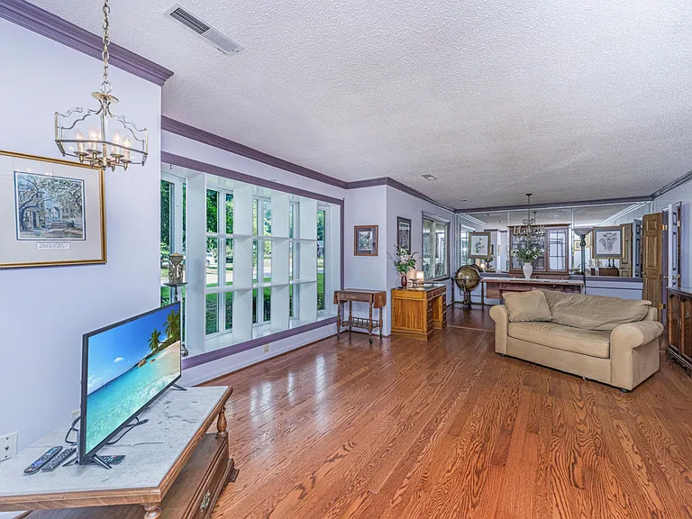 1870 Rugby Ln — Photo 7