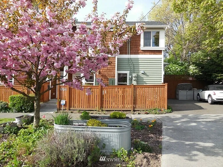 1702 E Columbia St — Photo 2