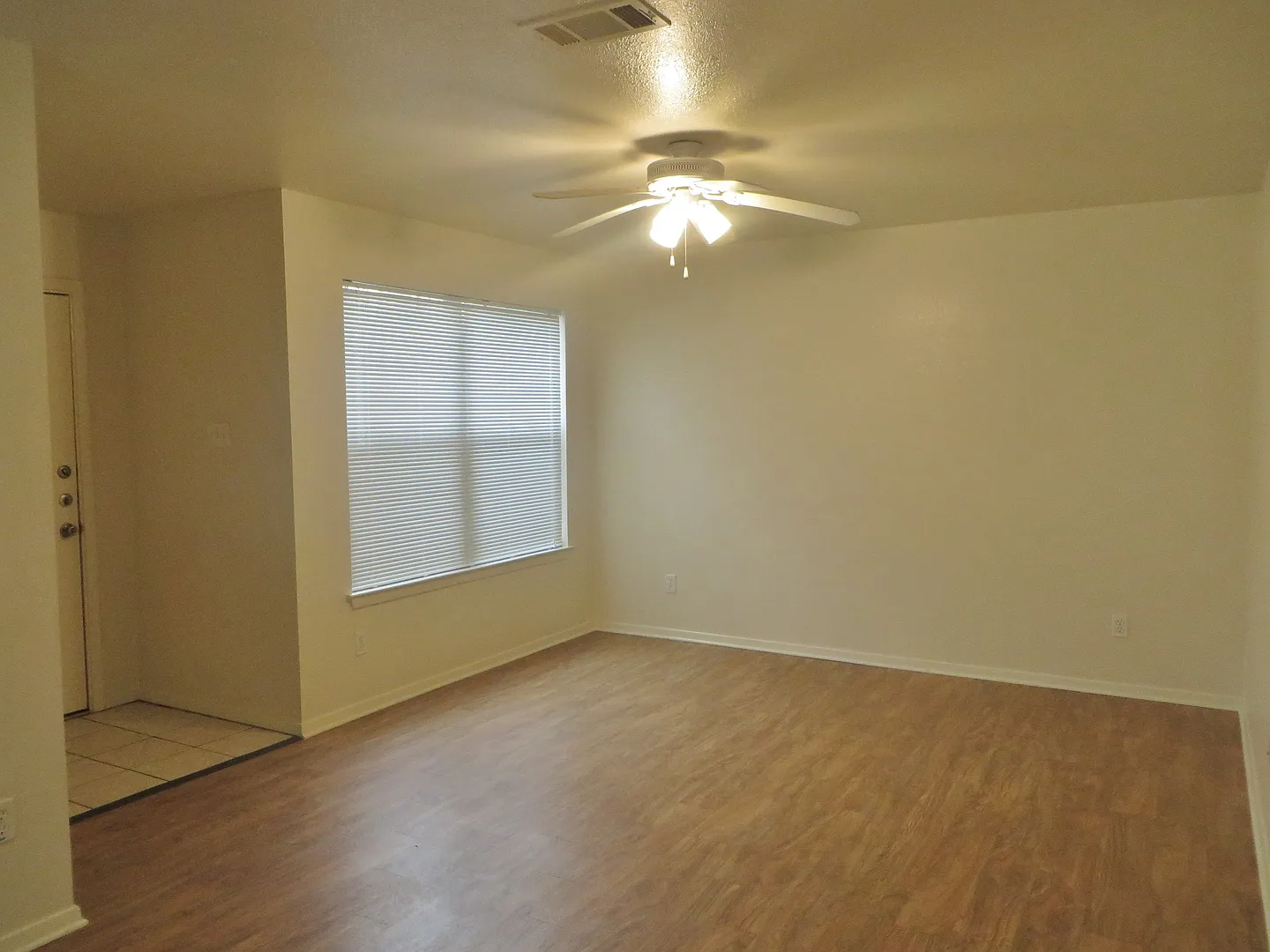 2 Bedroom 2 Bathroom Unit In Georgetown — Photo 1