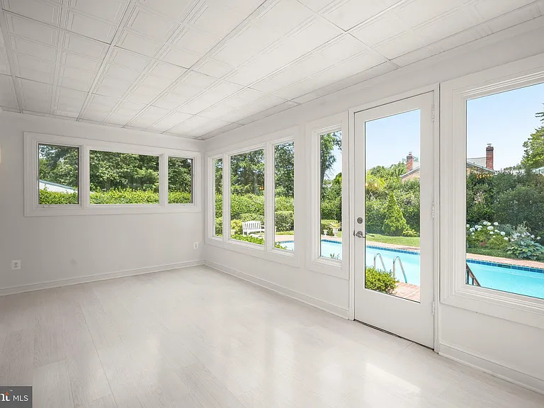 7109 Radnor Rd — Photo 15