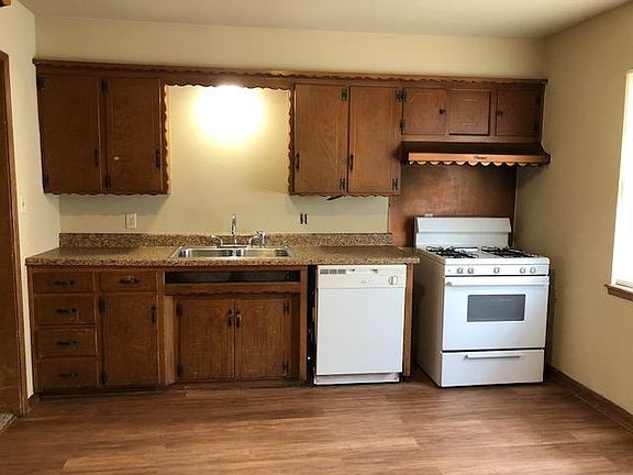 Kitchen w/New Counter top, Flooring and Paint
