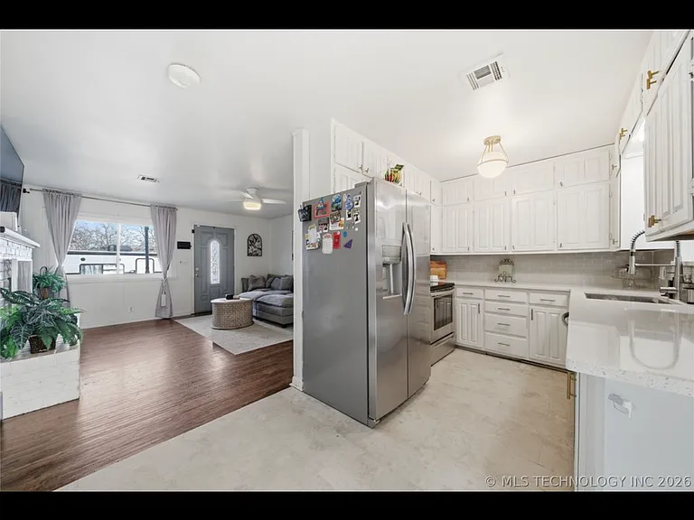 318 E Maple St — Photo 2